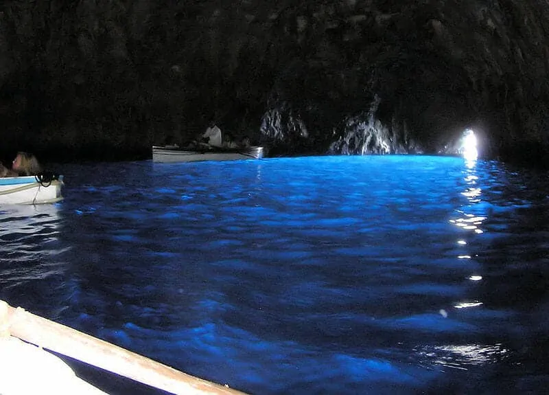 10. 800px Blue grotto in capri arp