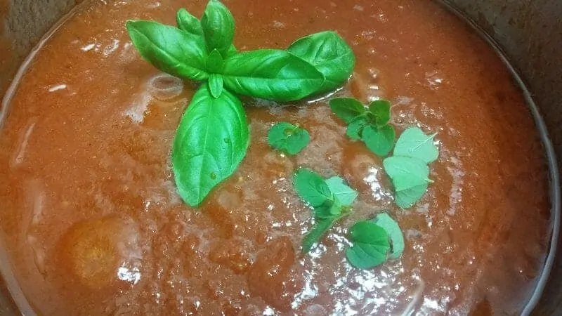 Sauce with herbs