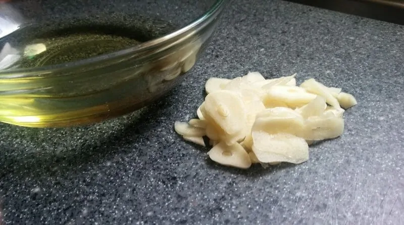 Thinly sliced garlic and olive oil