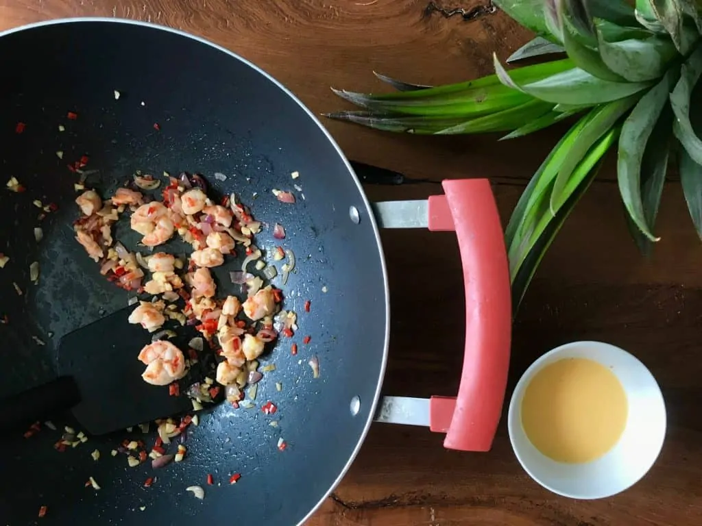 3.fried rice fry the aromatics and prawns
