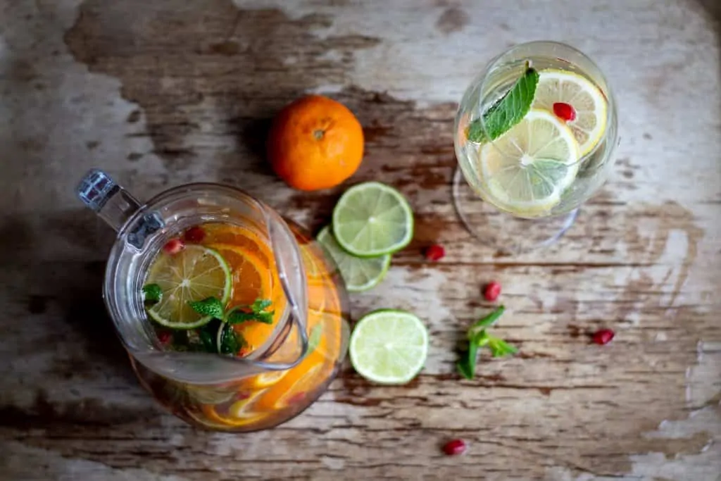Vinho Verde Citrus and Pomegrante Sangria Complete 1