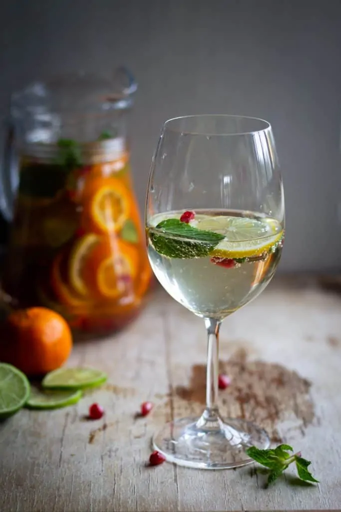 Vinho Verde Citrus and Pomegrante Sangria Complete 2